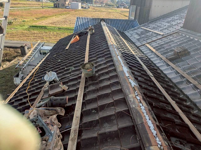 加西市　棟部分に漆喰を伸ばしていく